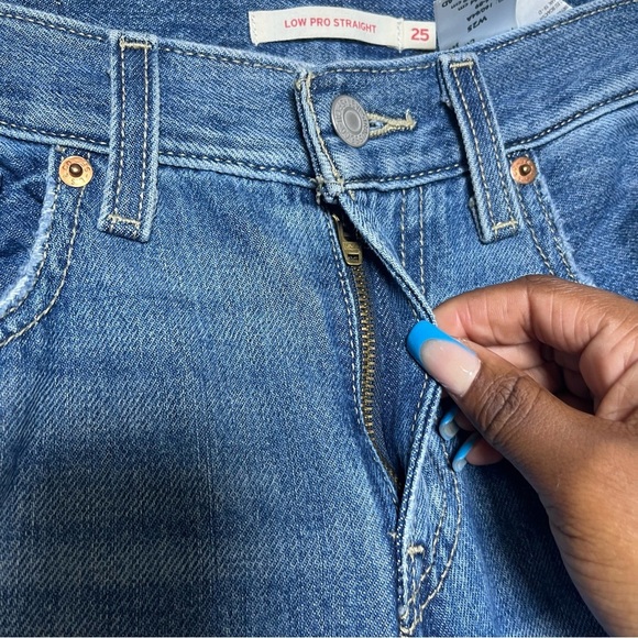 Levi's Women Low Pro Jeans 25" Dark Wash Rip Knee Straight Leg Western - Picture 3 of 12